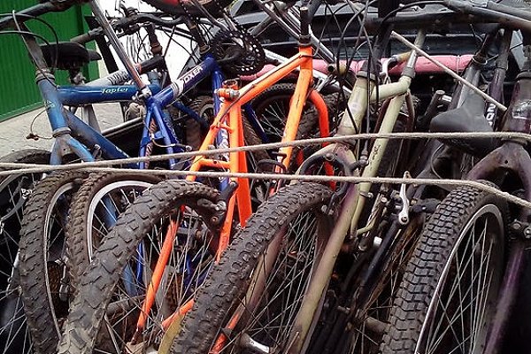 Bicicletas abandonadas em condomínios ganham utilidade em projeto social