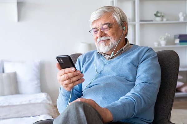 60+ conectados ao celular: prática inclui cada vez mais esses moradores nos condomínios