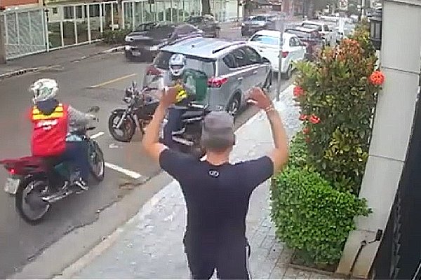 Falsos entregadores, que usam uniformes e aplicativos para enganar a portaria