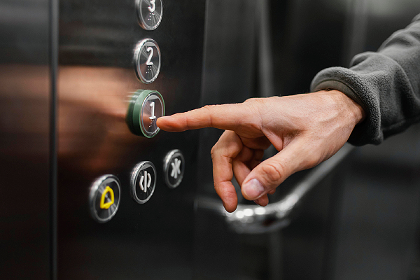 Elevador parado é sinal de “dor de cabeça” para síndico e moradores, como agir?