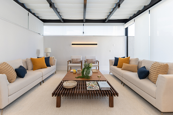 Projeto de reforma em apartamento ‘garden’ incorpora área do jardim à sala