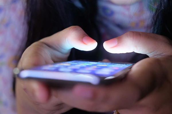 O síndico não pode censurar críticas em grupos e redes sociais do condomínio