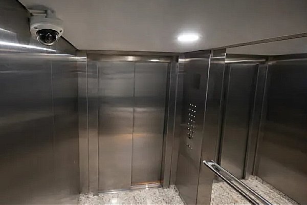 Câmera com áudio no elevador e o que o condomínio pode (e não pode) fazer